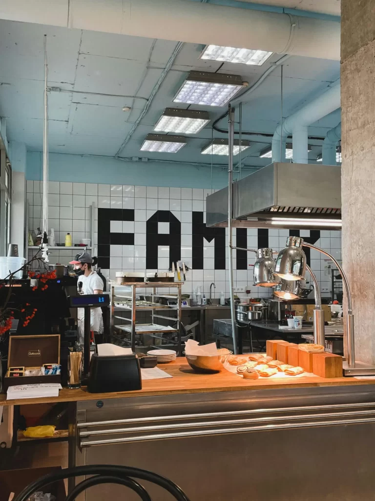 "Restaurante con muebles de acero inoxidable"